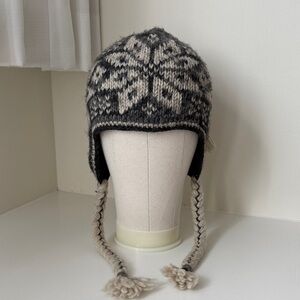 Everest men’s gray and cream fleece lined wool hat with ear flaps.